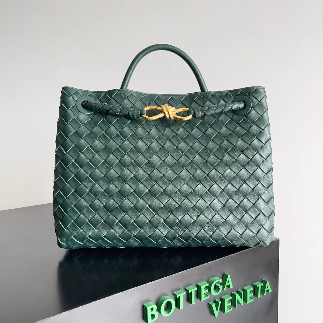 The 2023 new Andiamo batch of 2260 BV has been shipped‼ ️Really popular🔥The new Andiamo woven handbag launched by Bottega Veneta this season is really popular all over the world! ! Celebrities at home and abroad have worn it, and Oscar-winning actress Michelle Yeoh has taken it out on the street. Song Jia, Trai Yara, Yu Feihong, Sanji Ayaka, Rosie Hunting-Whiteley, Yoshioka Riho, etc. have all picked up this bag. It is classic and versatile, showing off its temperament, and the bag capacity is also large, which is very convenient for daily commuting! ! A variety of carrying methods, the shoulder straps can be adjusted by yourself, the original lambskin feels soft and delicate, and the unisex style breaks the gender boundaries and brings a more practical and long-lasting use experience. Andiamo, which has both elegant and casual styles, perfectly interprets the true appearance of "fashionable old money style". Style number: 743572 Size: 32*24*12